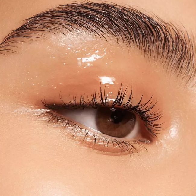 ESSENCE DEWY EYE GLOSS skystieji akių vokų šešėliai, 8 ml
