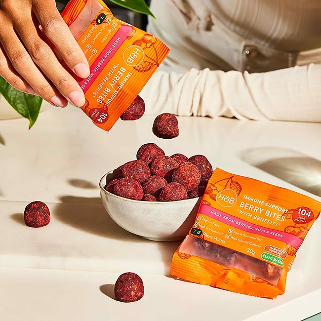 HOLLAND & BARRETT IMMUNE SUPPORT BERRY BITES WITH BENEFITS džiovintų uogų, riešutų ir sėklų rutuliu