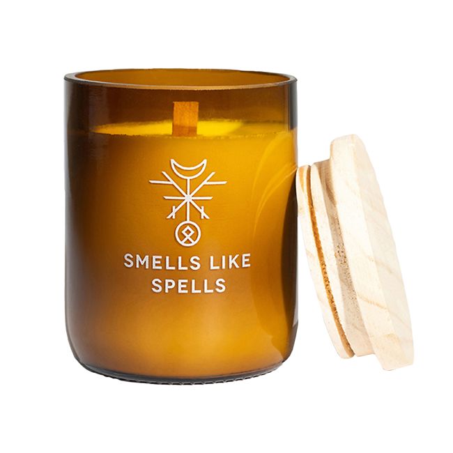 FREYA SMELLS LIKE SPELLS pagaminta rankomis kvapioji žvakė su mediniu dangčiu, 250 g