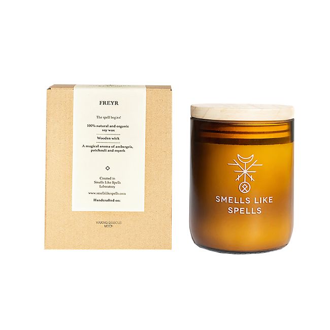 FREYER SMELLS LIKE SPELLS pagaminta rankomis kvapioji žvakė su mediniu dangčiu, 250 g