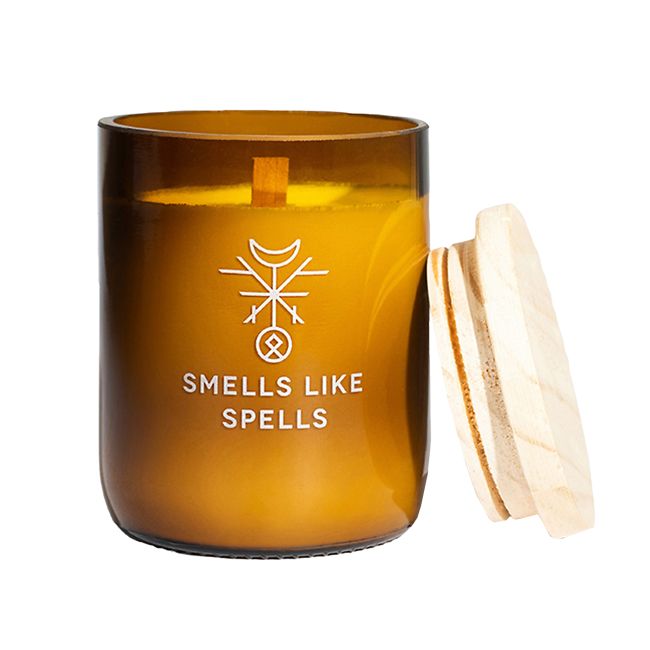 FREYER SMELLS LIKE SPELLS pagaminta rankomis kvapioji žvakė su mediniu dangčiu, 250 g