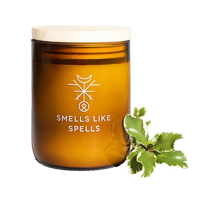FRIGGA SMELLS LIKE SPELLS pagaminta rankomis kvapioji žvakė su mediniu dangčiu, 250 g