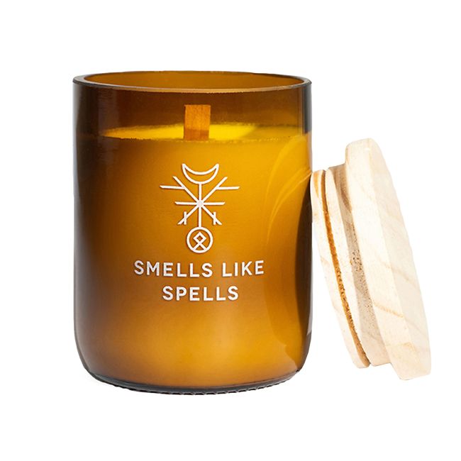 FRIGGA SMELLS LIKE SPELLS pagaminta rankomis kvapioji žvakė su mediniu dangčiu, 250 g