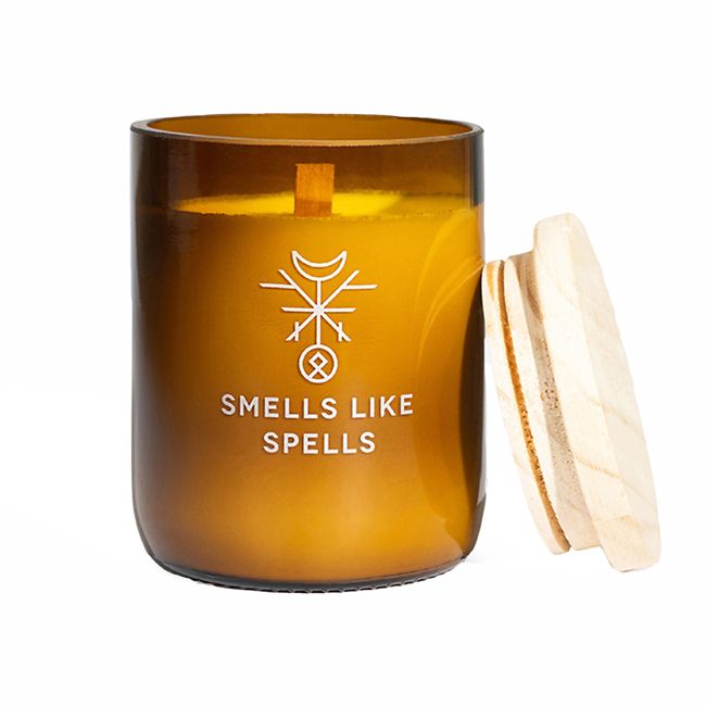 IDUNN SMELLS LIKE SPELLS pagaminta rankomis kvapioji žvakė su mediniu dangčiu, 250 g