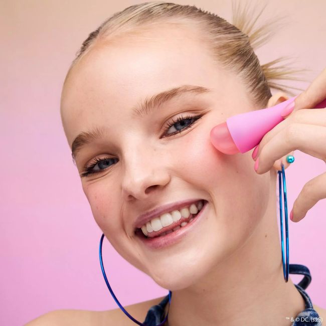 ESSENCE SUPERMAN SILICONE skaistalų šepetėlis