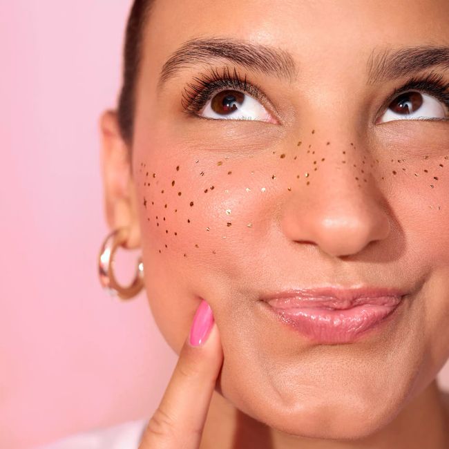 ESSENCE GET THE GLAZE! FRECKLE strazdanų tatuiruotės