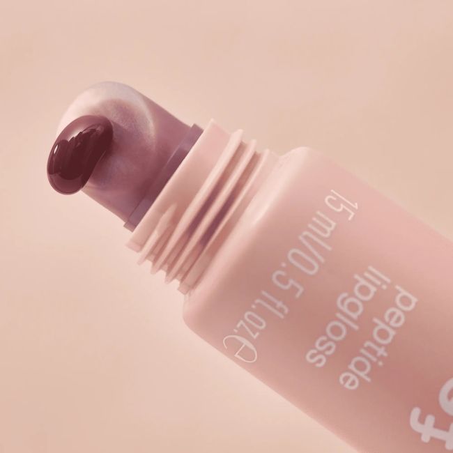 ESSENCE FEELIN' COMFY PEPTIDE lūpų blizgis, 15 ml
