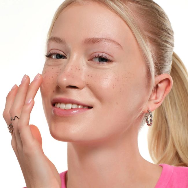 ESSENCE BABY GOT FRECKLES strazdanų flomasteris, 1 ml