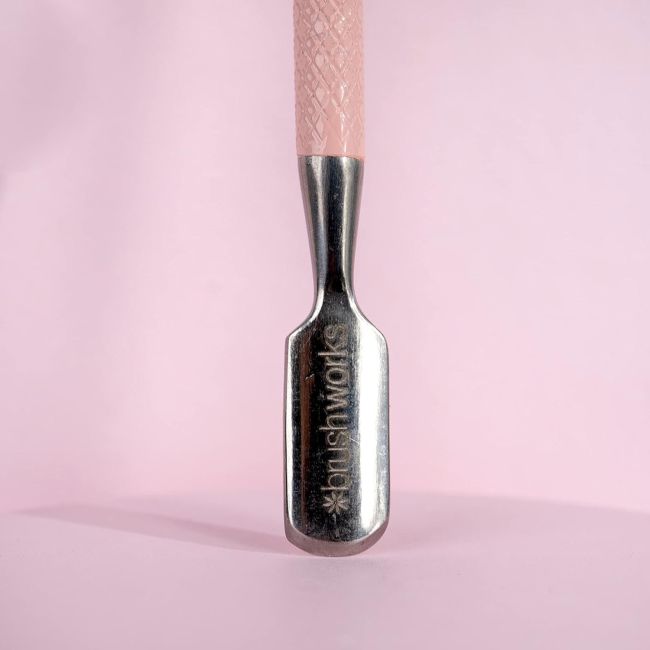 BRUSHWORKS CUTICLE įrankis nagų odelėms atstumti
