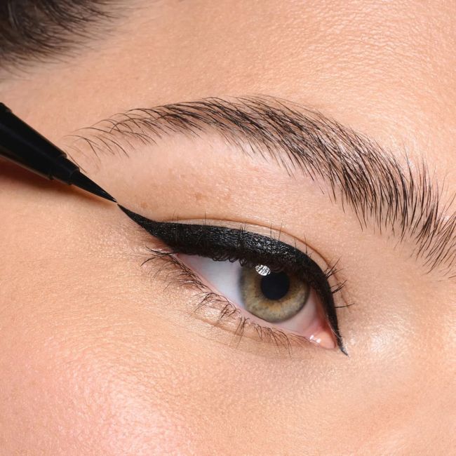 CATRICE HYPER LINER vandeniui atsparus akių kontūro flomasteris, 0,52 ml