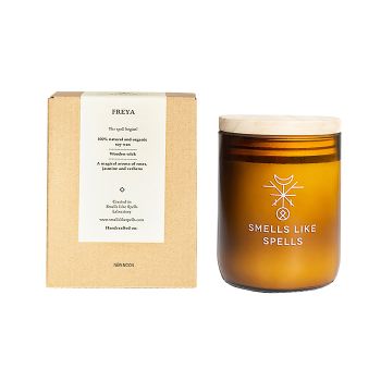 FREYA SMELLS LIKE SPELLS pagaminta rankomis kvapioji žvakė su mediniu dangčiu, 250 g